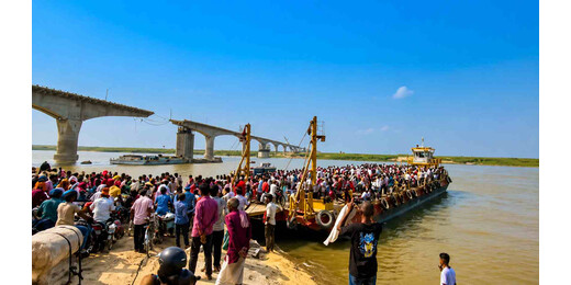विक्रमशिला पुल टूटने के बाद नावों के सहारे सफर, जोखिम में हजारों लोगों की जिंदगी